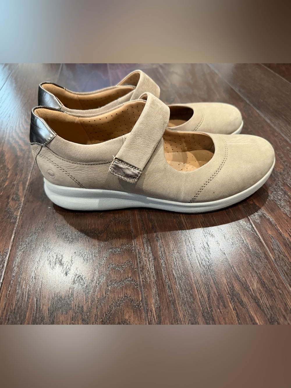 Clarks Un Adorn Nubuck Suede Neutral Beige Mary Jane Comfort Shoe Size 9M